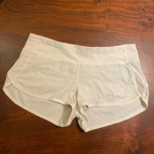 Lululemon White Speed Up Low-Rise Short 2.5 size 8